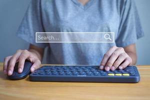 mãos de mulher usando teclado e laptop para encontrar o conceito de rede de dados da internet. foto