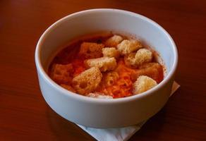 sopa de tomate na tigela foto