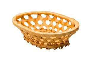 cesta de madeira em fundo branco foto