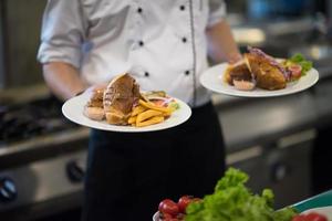 chef mostrando pratos de refeições saborosas foto