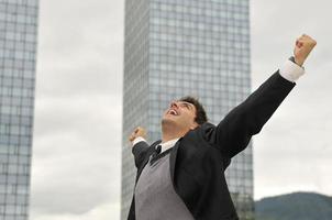 foto do empresário vencedor feliz gritando de alegria