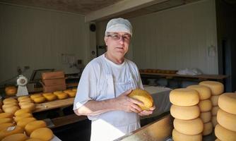 queijeiro na fábrica de produção local foto