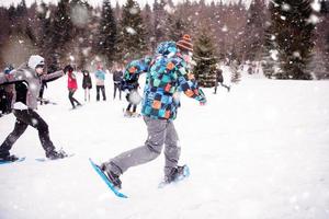 grupo de jovens tendo uma competição de corrida no dia de inverno foto