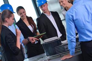 empresários e engenheiros de construção em reunião foto