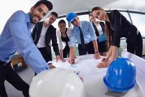 empresários e engenheiros em reunião foto