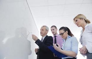 homem de negócios sênior dando uma apresentação foto