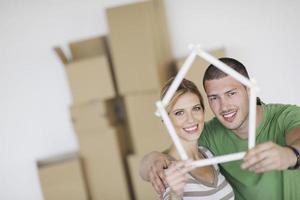 jovem casal se mudando para nova casa foto