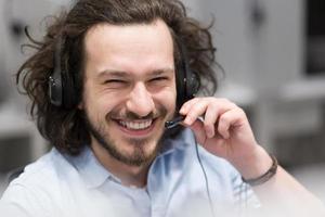 operador de call center masculino fazendo seu trabalho foto