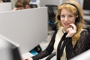 operador de call center feminino fazendo seu trabalho foto