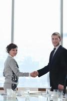 homem de negócios e mulher aperto de mão na reunião foto