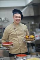 chef preparando bolo de deserto na cozinha foto