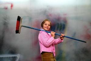 menina bonitinha se divertindo foto