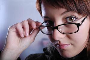 retrato de uma jovem de óculos foto