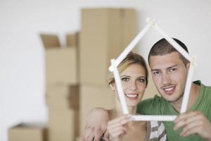 jovem casal se mudando para nova casa foto