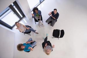 equipe de negócios de inicialização multiétnica na reunião vista superior foto