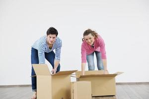 jovem casal se mudando para nova casa foto