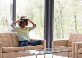 mulher negra usando óculos de fone de ouvido vr de realidade virtual foto