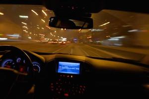 condução noturna de carro foto