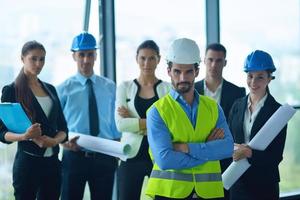 empresários e engenheiros em reunião foto