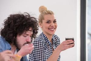 grupo multiétnico de amigos felizes na hora do almoço foto