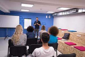 palestrante seminário conceito de reunião de negócios corporativos foto