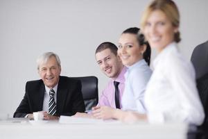 grupo de pessoas de negócios na reunião foto