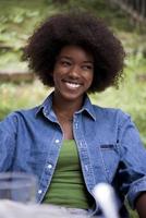 retrato de uma linda garota afro-americana feliz foto