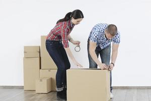 jovem casal se mudando para nova casa foto