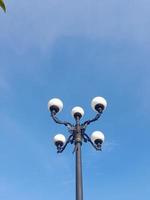 lanterna moderna de rua contra o céu azul foto