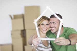 jovem casal se mudando para nova casa foto