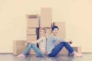 jovem casal se mudando para nova casa foto