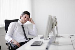 homem de negócios jovem cansado e deprimido no escritório foto