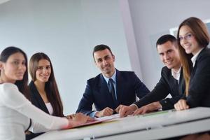 pessoas de negócios em uma reunião no escritório foto