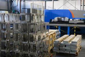 a primeira fase de processamento de metal e alumínio. produtos processados de máquinas cnc empilhados em um palete em uma grande fábrica moderna foto