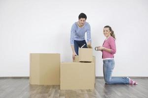 jovem casal se mudando para nova casa foto