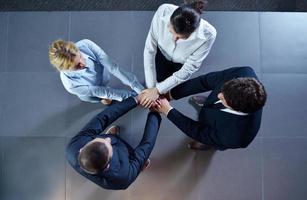 grupo de pessoas de negócios juntando as mãos foto