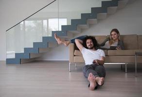 jovem casal relaxa na sala de estar foto