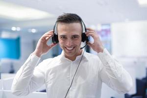 operador de call center masculino fazendo seu trabalho foto