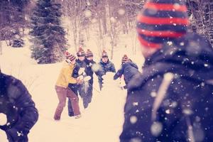 grupo de jovens fazendo um boneco de neve foto