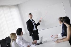 pessoas de negócios em uma reunião no escritório foto