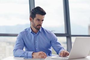 homem de negócios jovem feliz no escritório foto