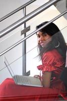 mulher de negócios com laptop na escada foto