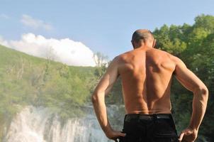 homem vista de cachoeira foto