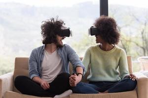 casal multiétnico usando fone de ouvido de realidade virtual foto