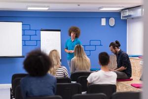 palestrante seminário conceito de reunião de negócios corporativos foto