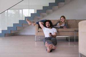 jovem casal relaxa na sala de estar foto