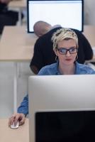 negócio de inicialização, mulher trabalhando no computador desktop foto