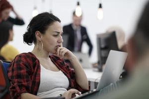 no trabalho no escritório de espaço aberto de inicialização de coworking moderno criativo foto