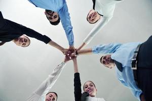 grupo de pessoas de negócios juntando as mãos foto