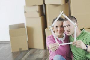 jovem casal se mudando para nova casa foto